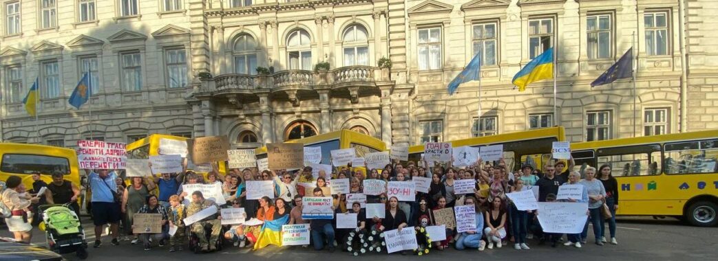 На вимогу мітингувальників у Львівській ОВА пообіцяли переглянути закупівлі (ВІДЕО)