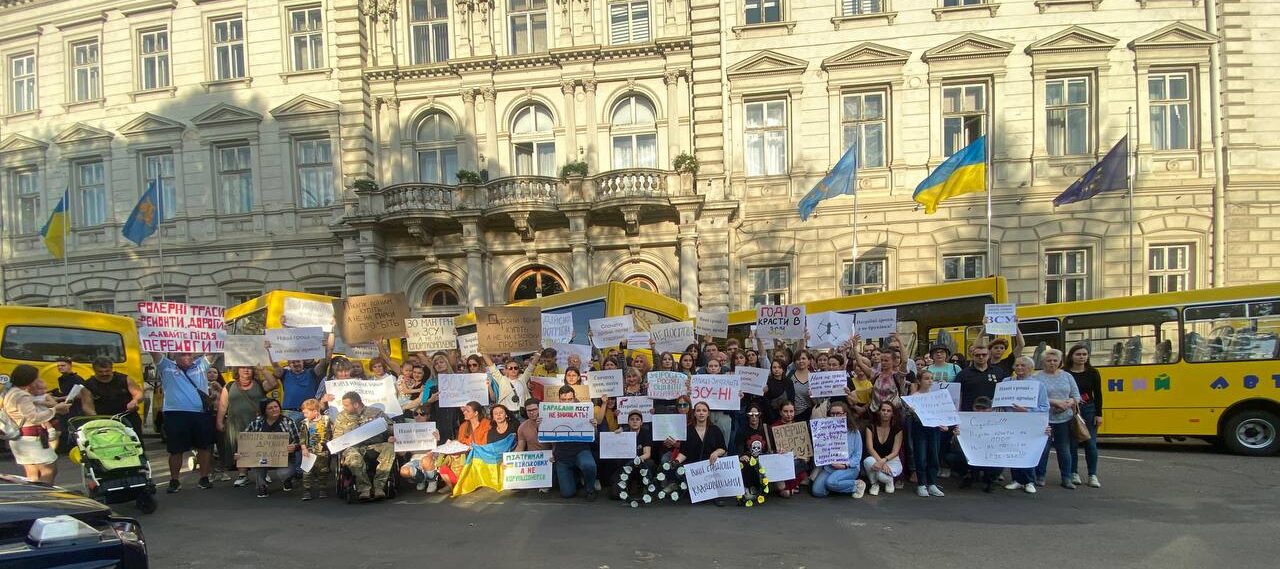 На вимогу мітингувальників у Львівській ОВА пообіцяли переглянути закупівлі (ВІДЕО)