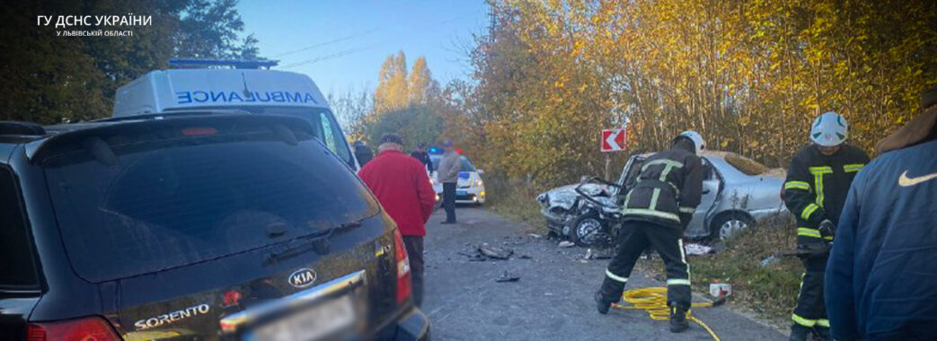 Рятувальникам Львівщини довелося вирізати водія з машини, яка потрапила у ДТП