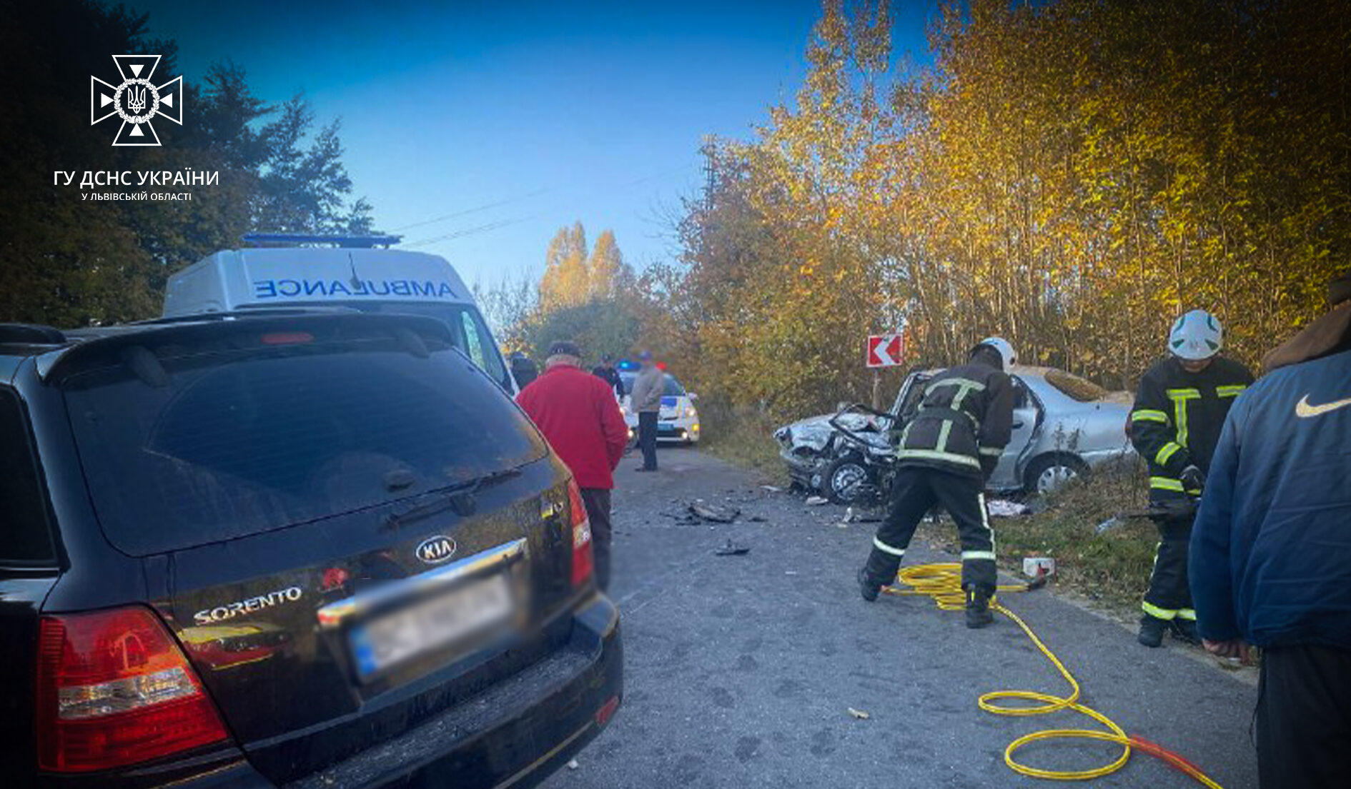 Рятувальникам Львівщини довелося вирізати водія з машини, яка потрапила у ДТП