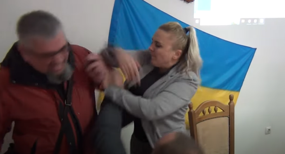 “Я не попала”: у Новому Роздолі міська голова замахнулася на громадського активіста