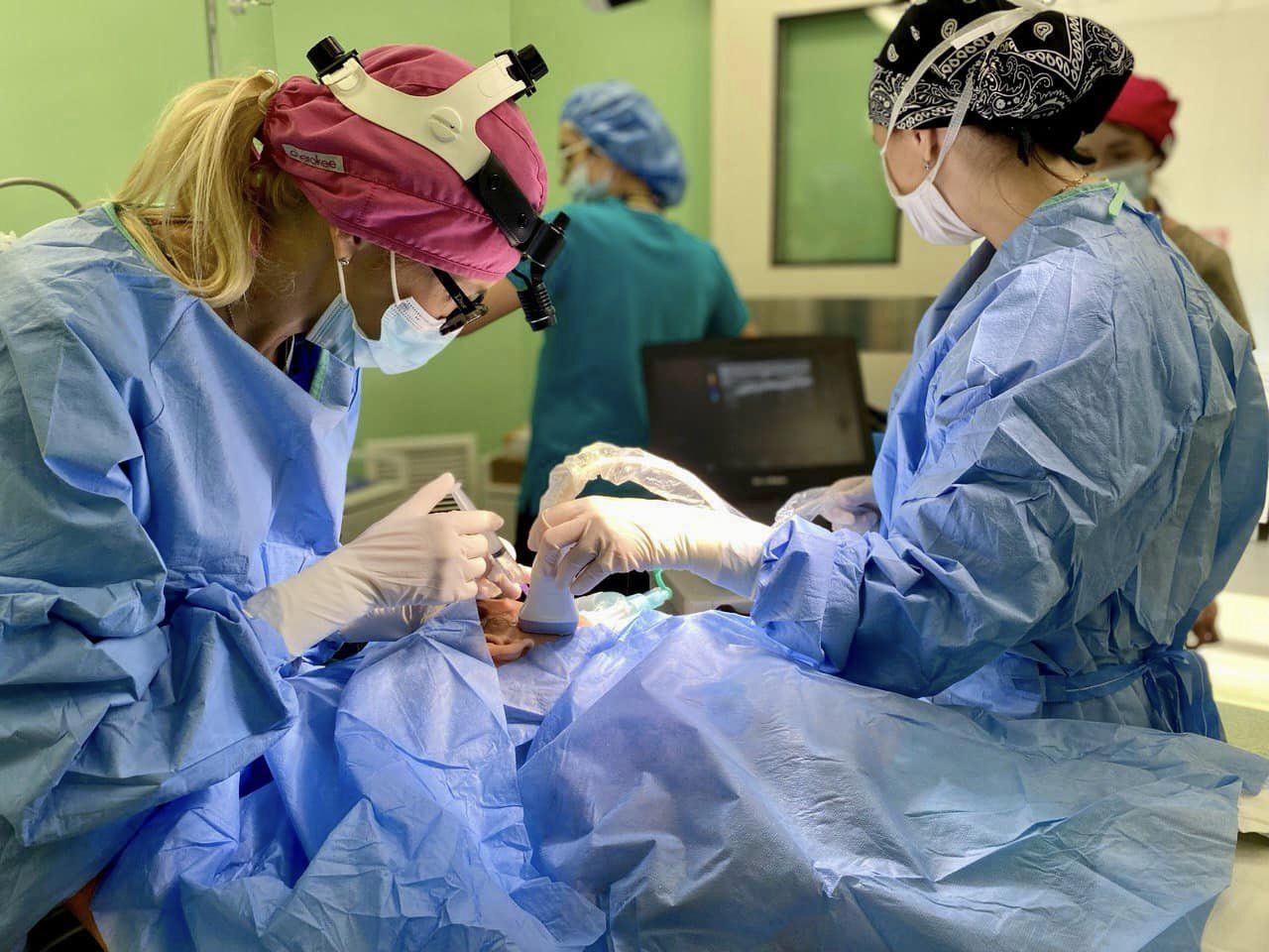 «Замість операції – уколи»: львівські лікарі вилікували дівчинку із новоутворенням у складному місці