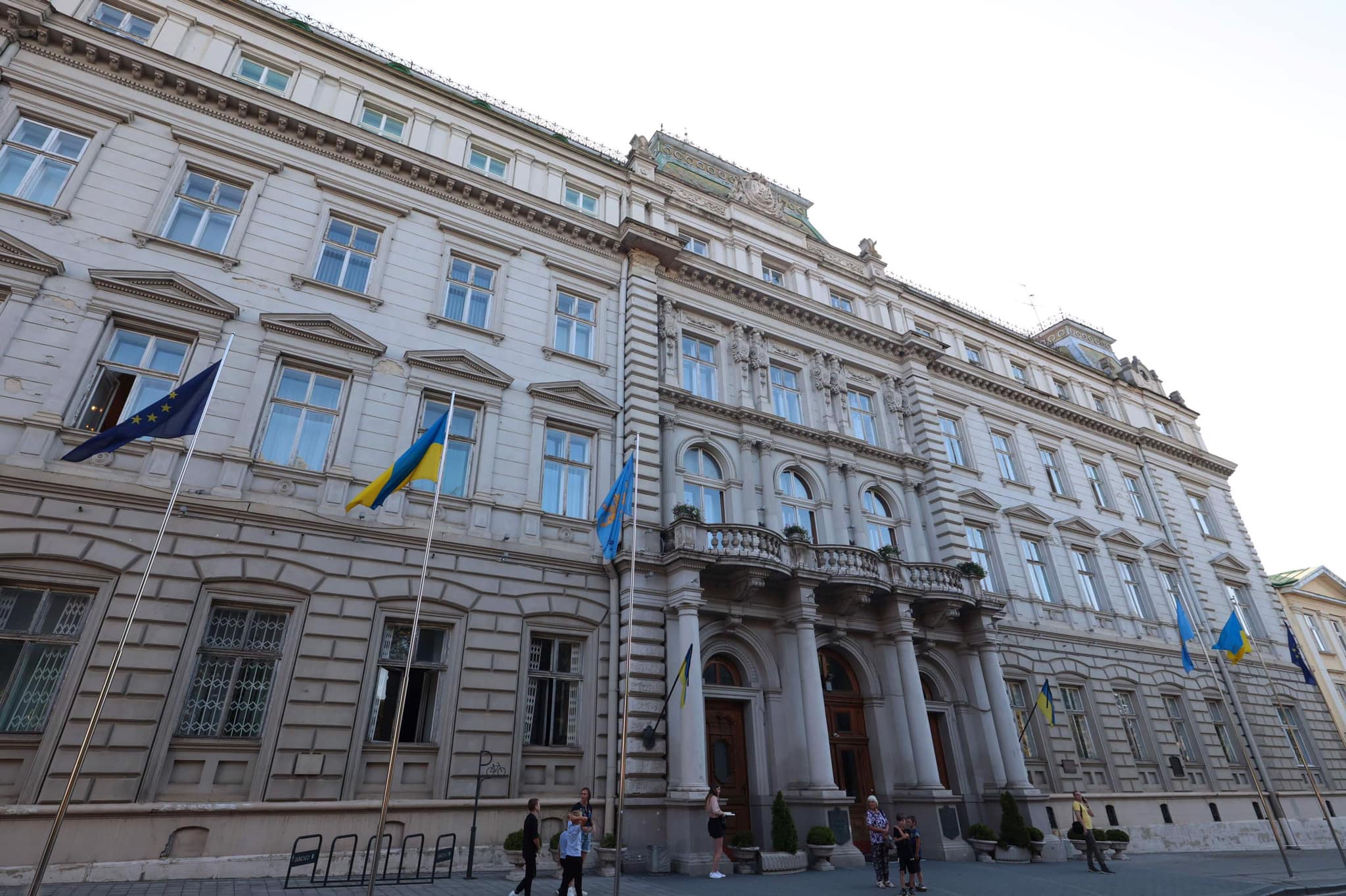 Мітингувальники акції “Спочатку дрони – потім стадіони” звертаються до Президента України