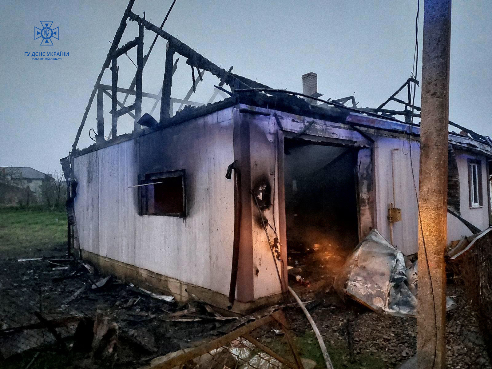 На Стрийщині син виніс батька з палаючого будинку