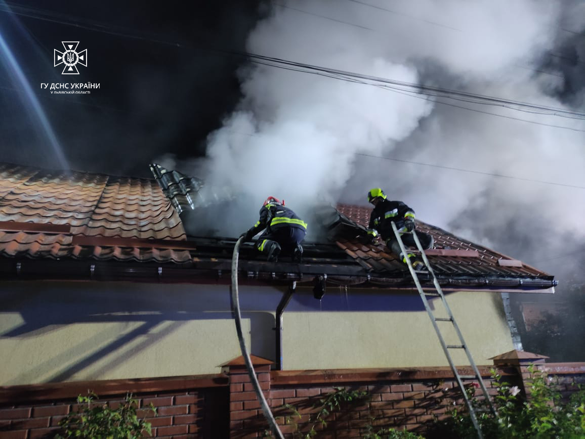 Вночі в Наварії вогонь знищив гараж і автівку