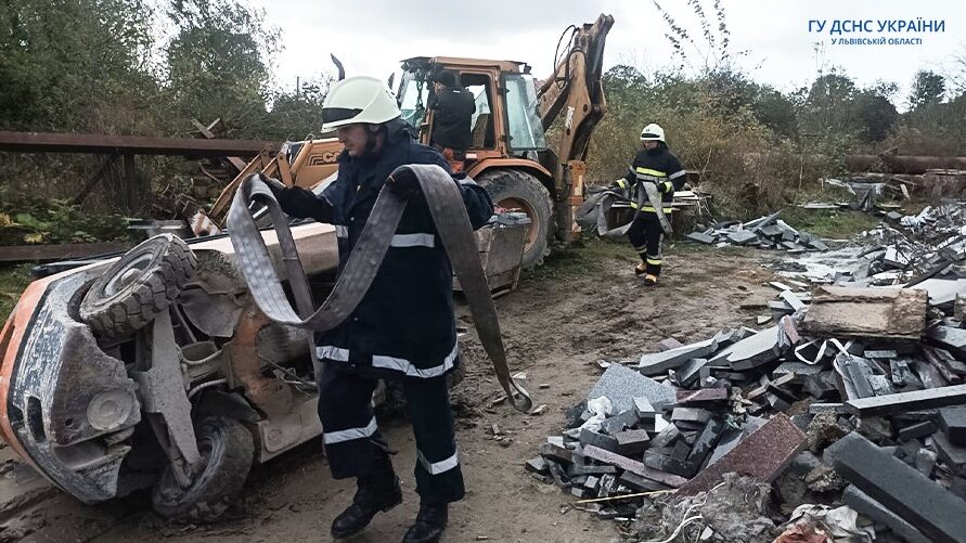 Рятувальникам Львівщини довелося діставати загиблого чоловіка з-під автонавантажувача