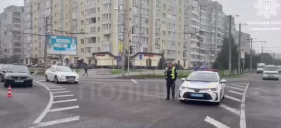 Під час всеукраїнської хвилини мовчання, водій у Львові не лише не зупинився, а і порушив ПДР