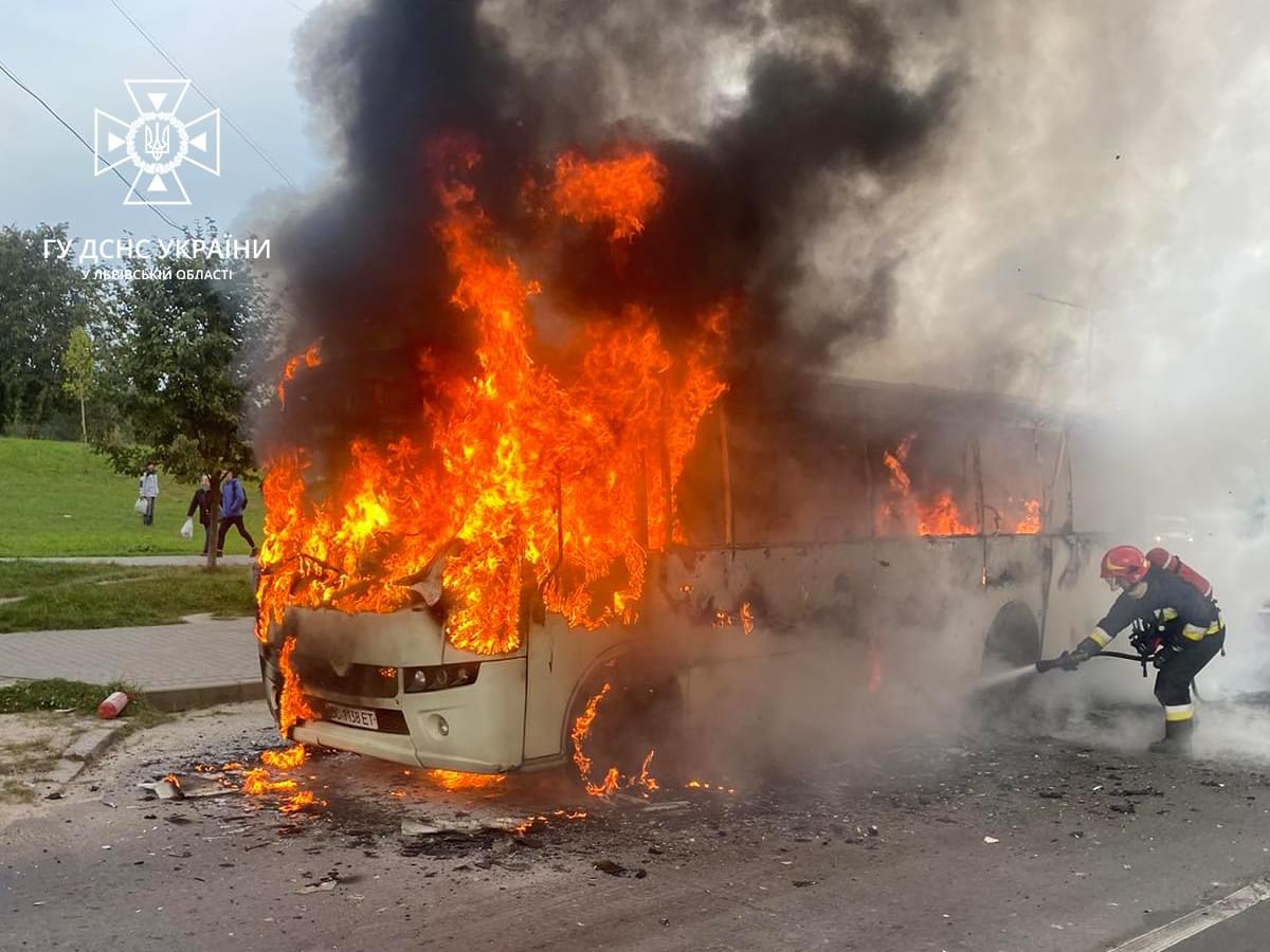 У Львові під час руху загорівся автобус
