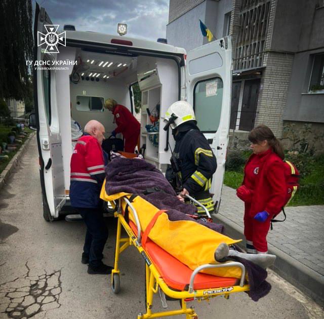У Дрогобичі рятувальники через вікно витягли чоловіка, у якого стався інсульт