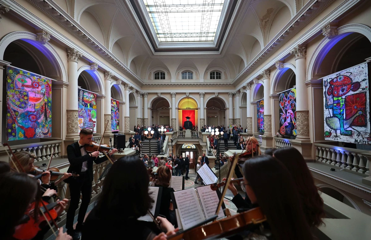 У Львівському університеті відкрили благодійну виставку “Воїни світла”