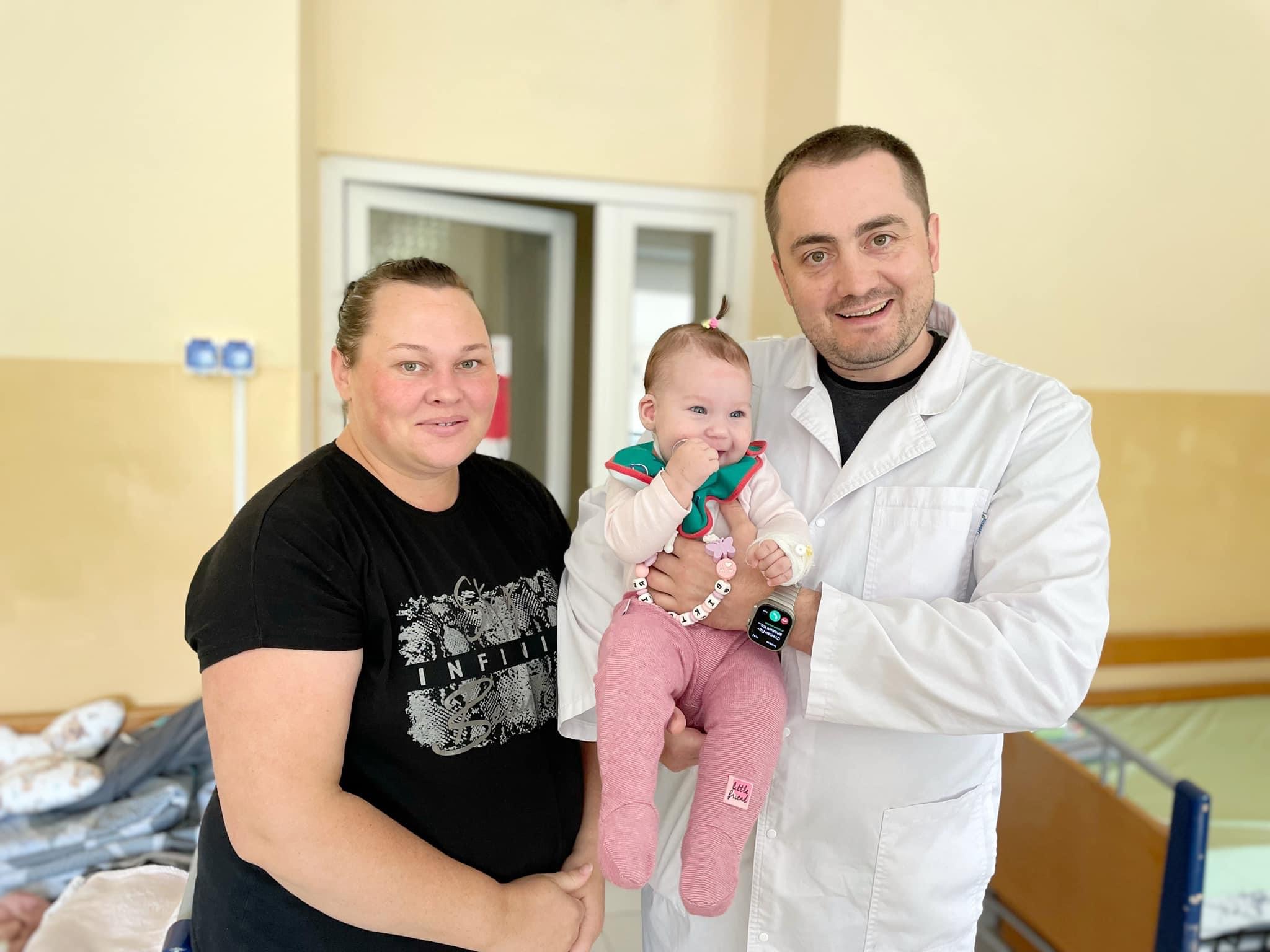 У Львові прооперували 5-місячну дівчинку, у якої порушилася рухливість ніжки через пухлину