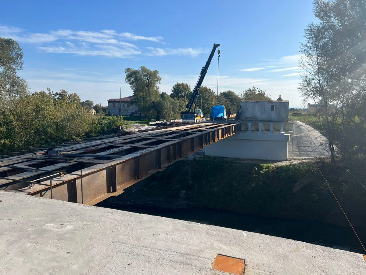 На Львівщині ремонтують міст, який 15 років тому зруйнувала повінь