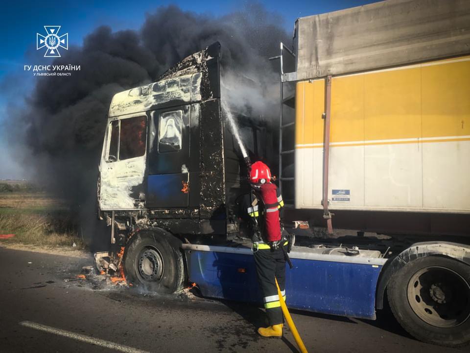 У Львівському районі під час руху спалахнула вантажівка