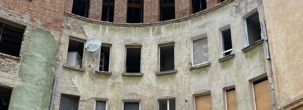 У Львові досі відновлюють будинки, що постраждали від ракетної атаки: деталі