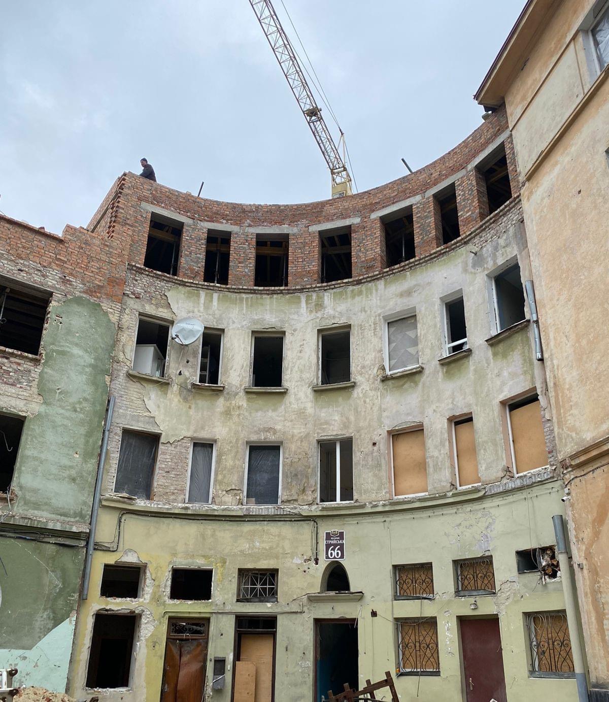 У Львові досі відновлюють будинки, що постраждали від ракетної атаки: деталі