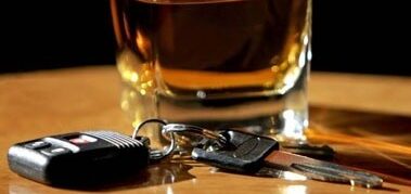 У Львові пʼяний керманич Fiat вʼїхав у чуже авто, стовп та знак “Зупинка заборонена”