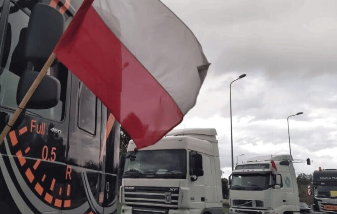 На польському кордоні, через страйк перевізників, зупинились майже дві тисячі вантажівок
