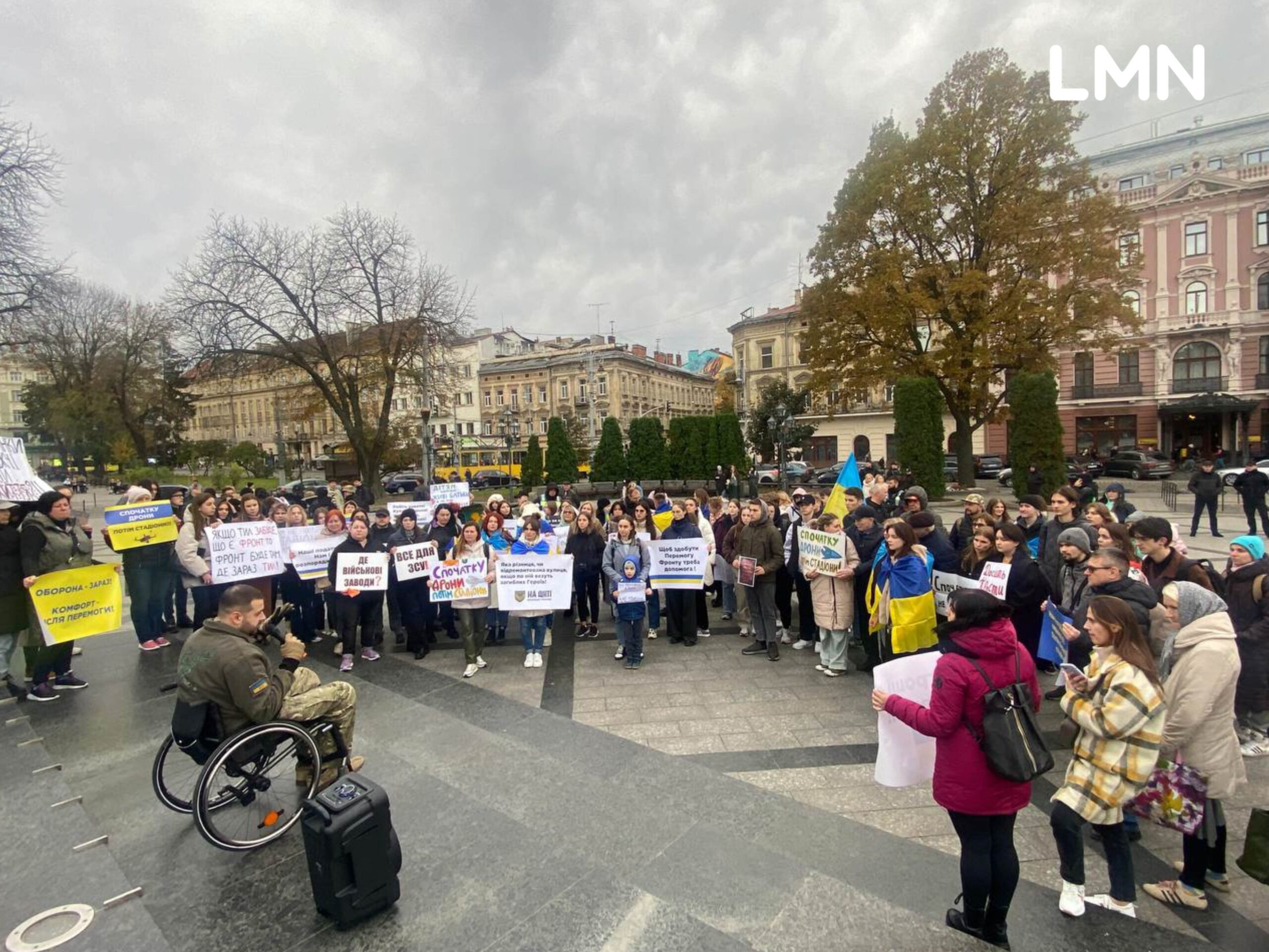 У Львові близько 500 мітингувальників зібрались біля ЛОВА, щоб підтримати скасування некритичних закупівель