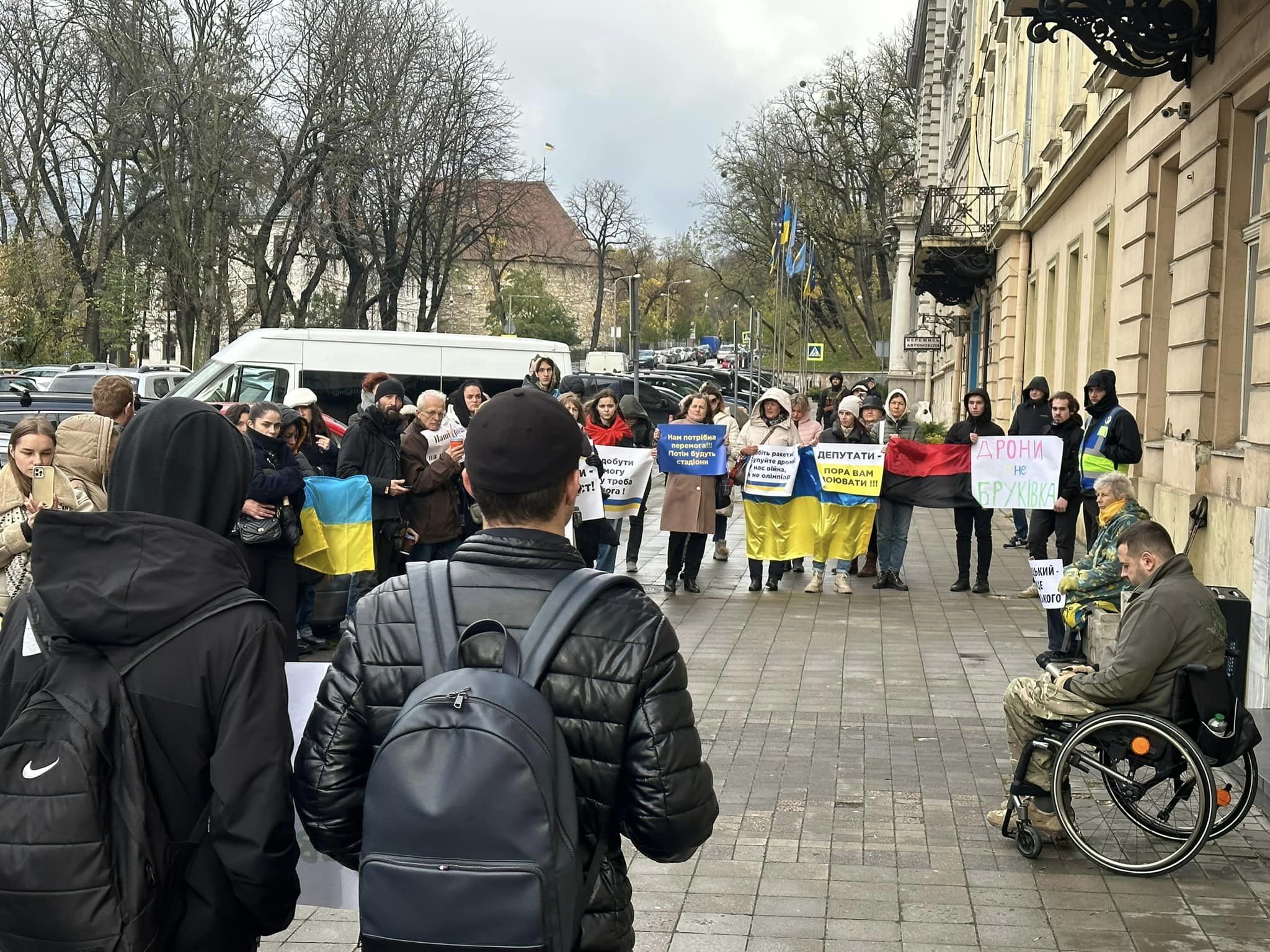 Облрада проголосувала за обмеження непершочергових видатків: чи продовжаться п’ятничні мітинги