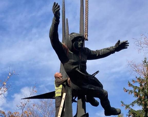 У Львові демонтували памʼятник радянській космонавтці