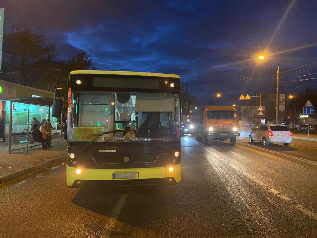 У Львові 70-річна пенсіонерка потрапила під колеса автобуса