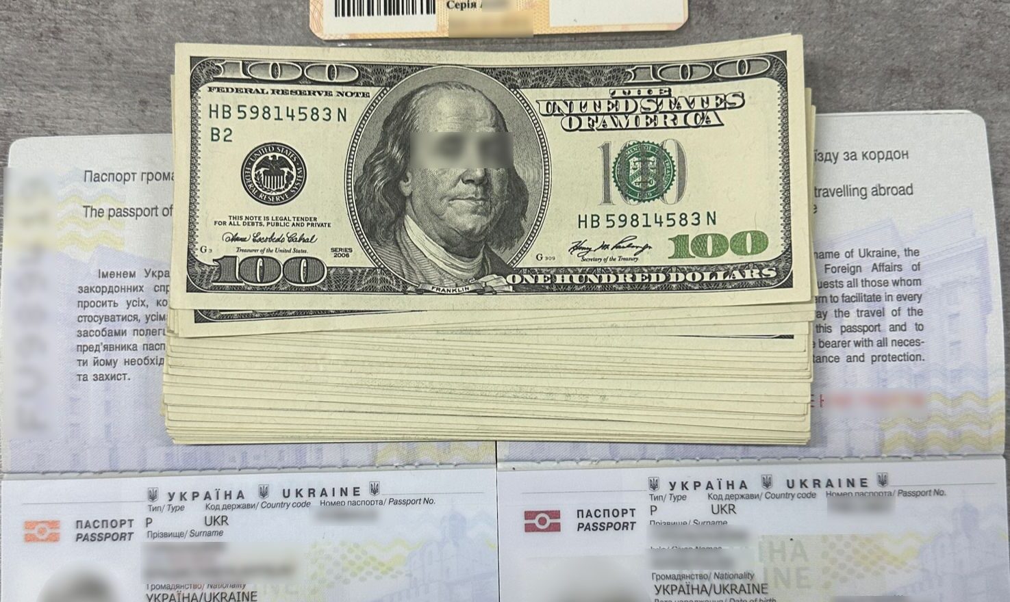 Жінка намагалася дати 4000 доларів хабаря прикордоннику, щоб той випустив її сина до Польщі