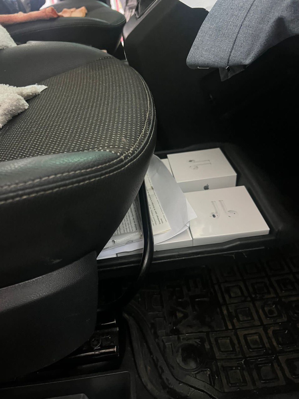 44 гаджети Apple під обшивкою авто: мешканка Львівщини хотіла ввезти незадекларовану техніку