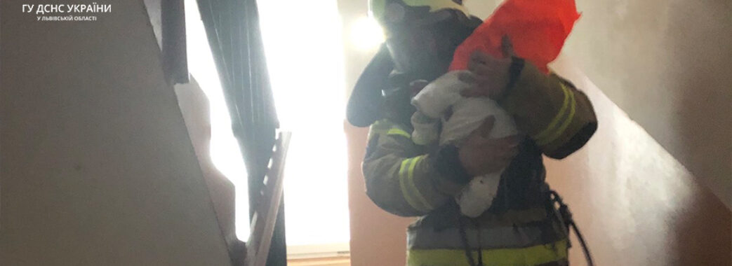 Жінку з немовлям врятували вогнеборці з пожежі на Червоноградщині