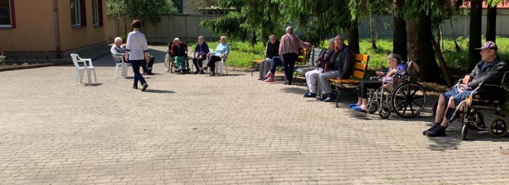 Земля чи люди: через земельні сварки в Брюховичах страждають 200 мешканців пансіонату для літніх людей