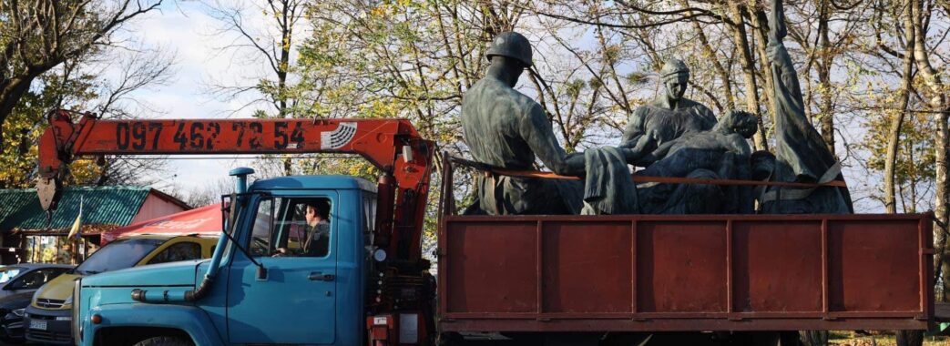 У Львові з “Пагорбу слави” демонтували три радянські скульптури