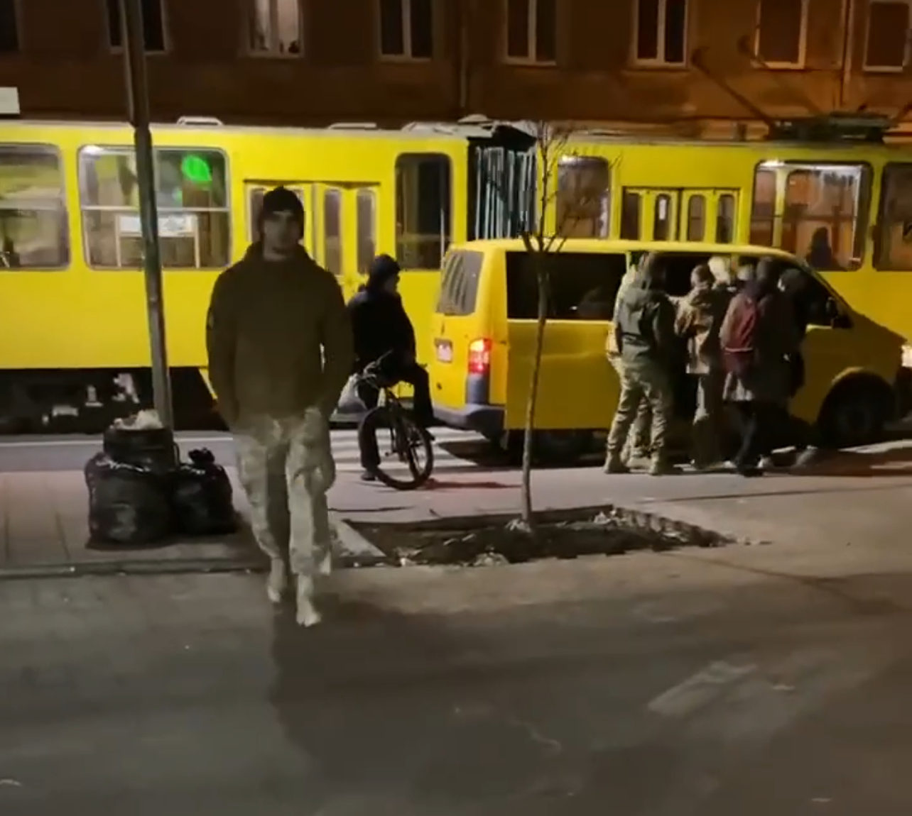 У Львові працівники ТЦК “запакували” чоловіка у мікроавтобус (ВІДЕО)