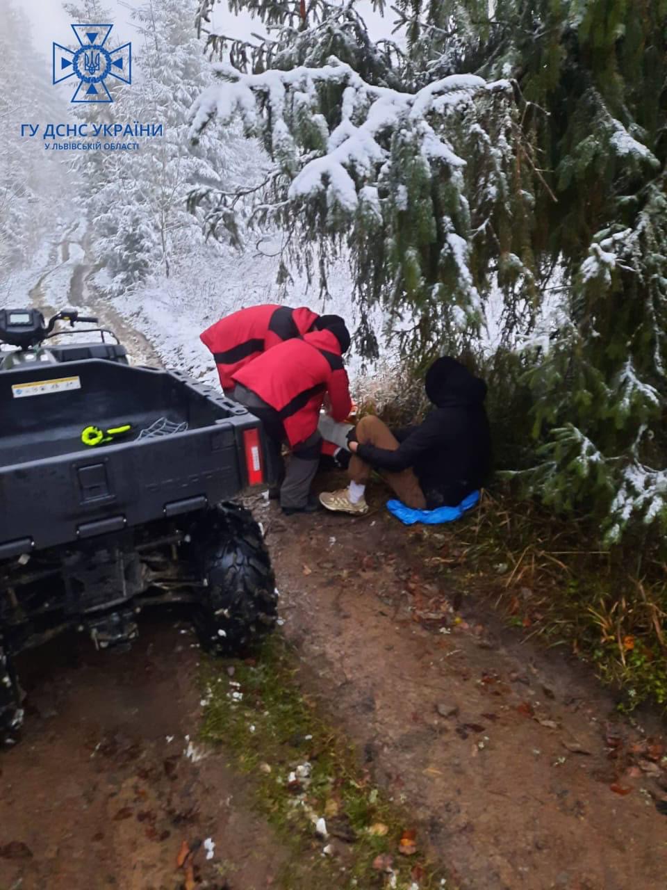 В горах на Львівщині врятували чоловіка, який не міг самостійно спуститися