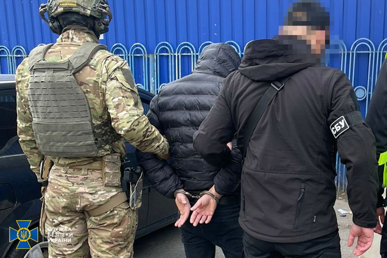 7000 доларів за пенсійне посвідчення: у Львові СБУ викрила іноземця, що допомагав ухилянтам