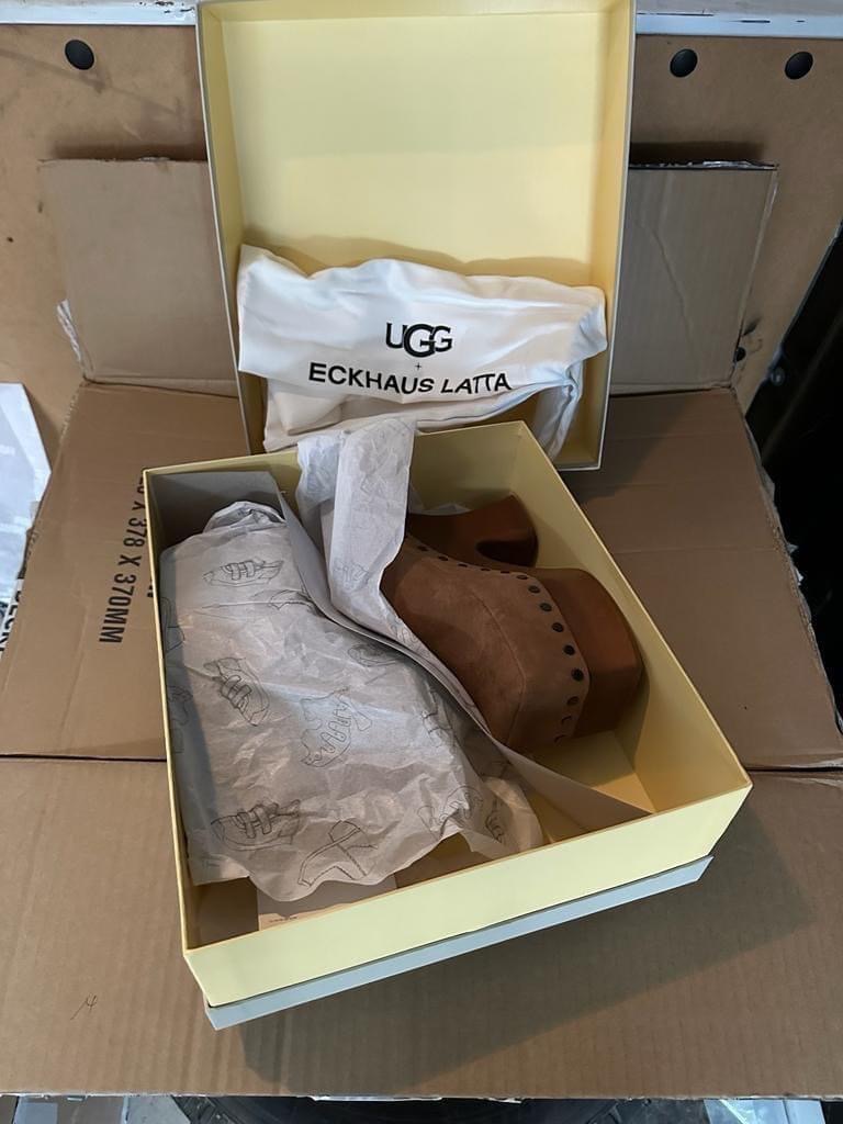 Замість тактичного взуття везли жіноче: на польському кордоні зупинили контрабанду