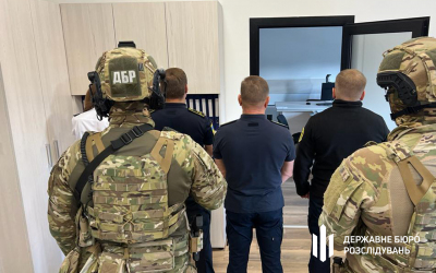 Шістьох інспекторів Львівської митниці судитимуть за незаконне розмитнення 41 авто