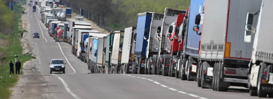 Польські перевізники відсьогодні блокуватимуть рух вантажівок через кордон
