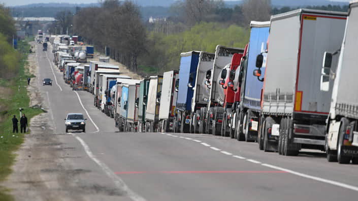 Польські перевізники відсьогодні блокуватимуть рух вантажівок через кордон