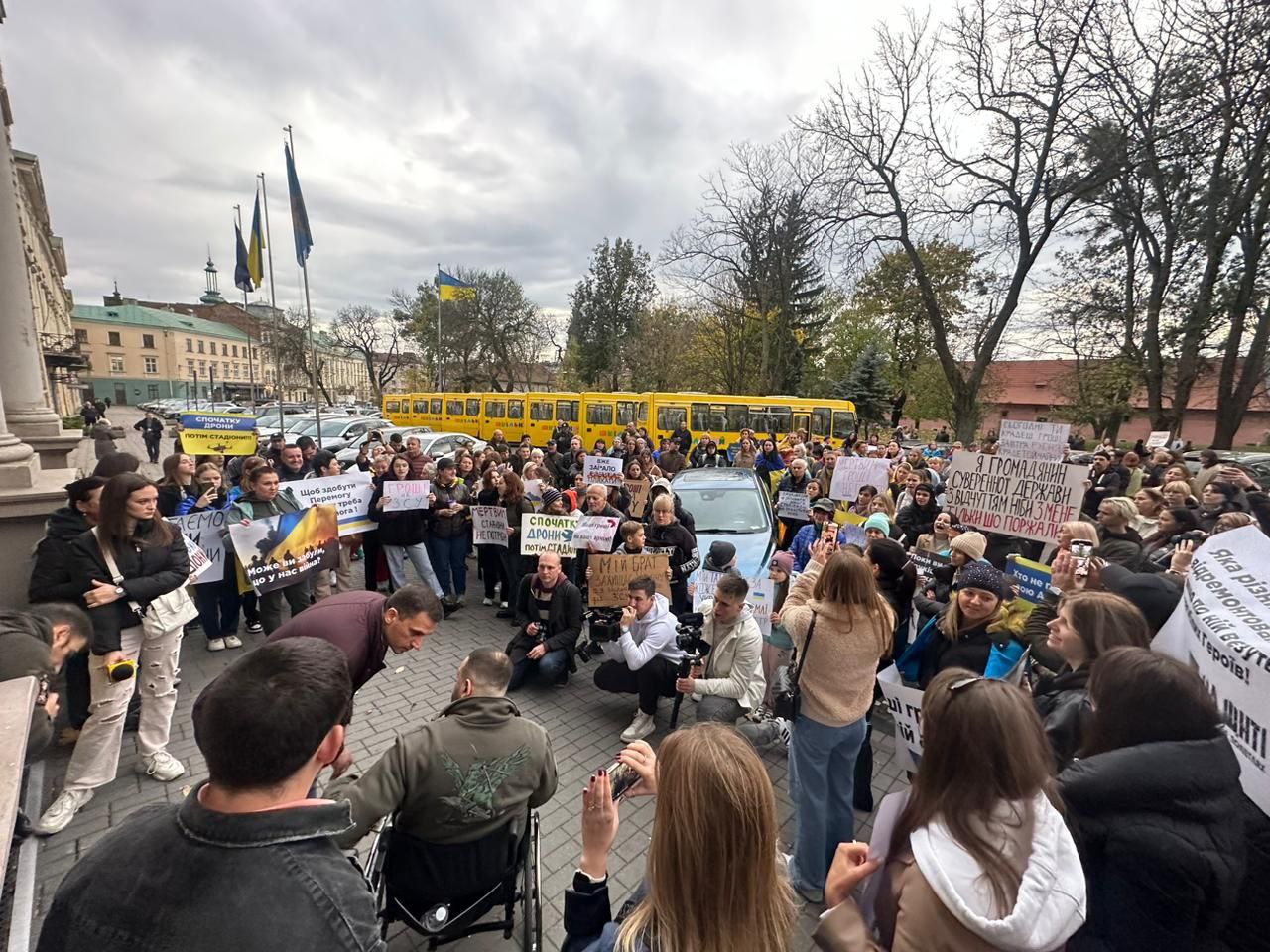 Мітинг “Спочатку дрони – потім стадіони” набирає обертів: сьогодні доєдналось близько 300 людей