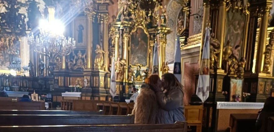 У Львові ЛГБТ пари закликали приходити до Церква Св. Андрія та цілуватись