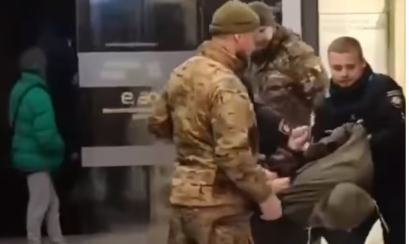 Військові та патрульні силою затримали чоловіка у Львові: у поліції оприлюднили пояснення ситуації
