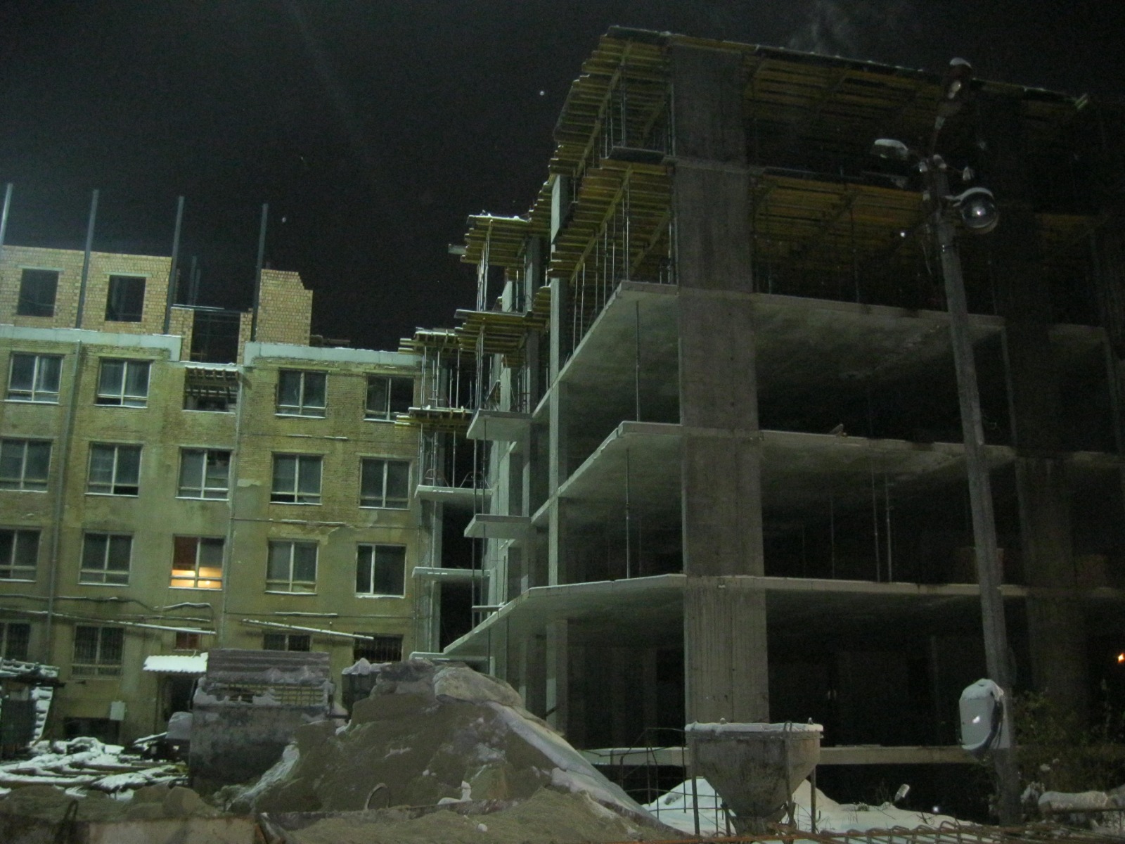 Впав у шахту ліфта: у Львові на будівництві загинув працівник