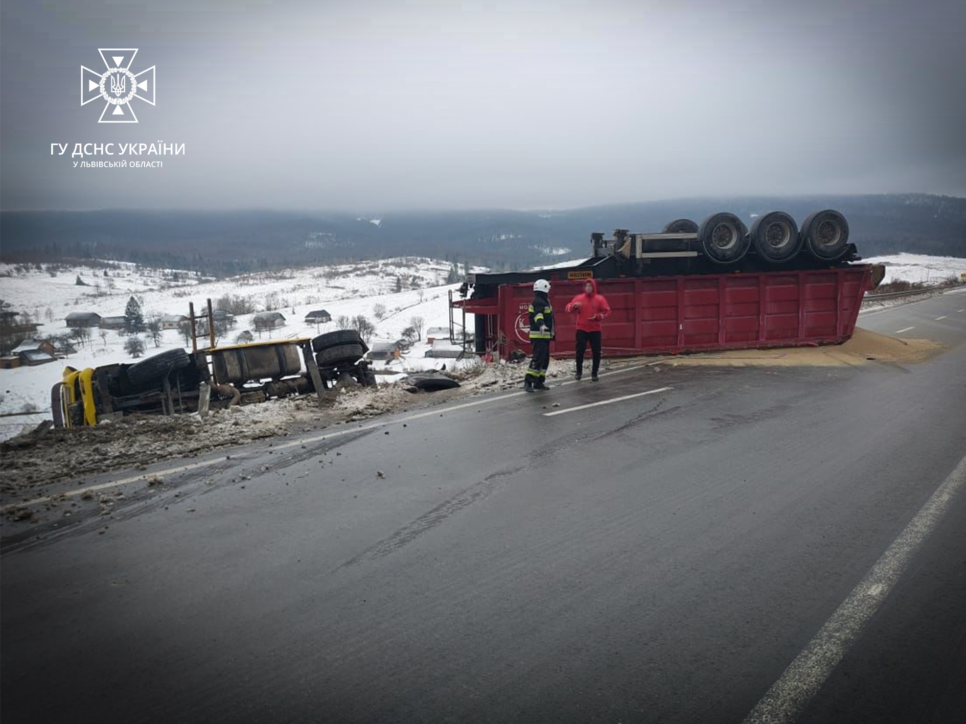 У Стрийському районі перекинулась вантажівка