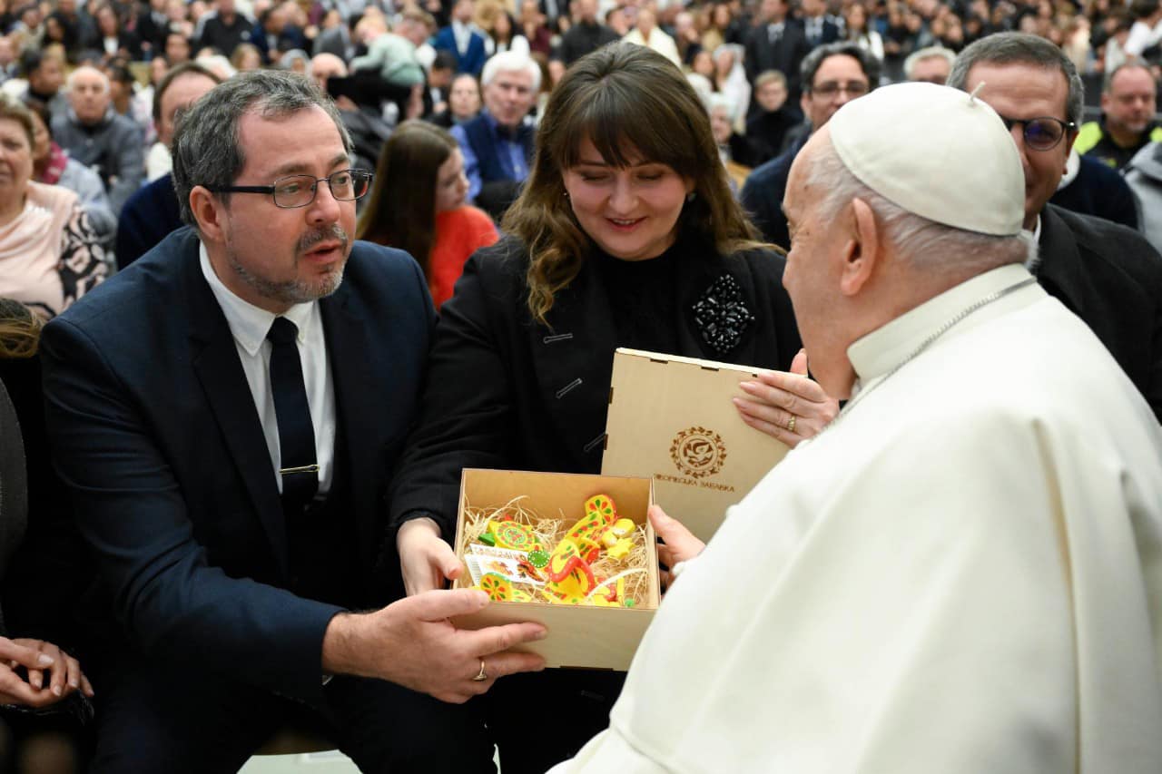 Папі Римському подарували яворівські іграшки, щоб нагадати про дітей, які страждають від війни в Україні
