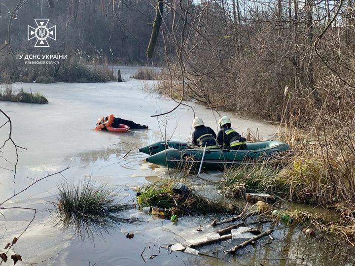 У Яворівському районі 12-річна дівчинка ледь не провалилась під кригу на озері