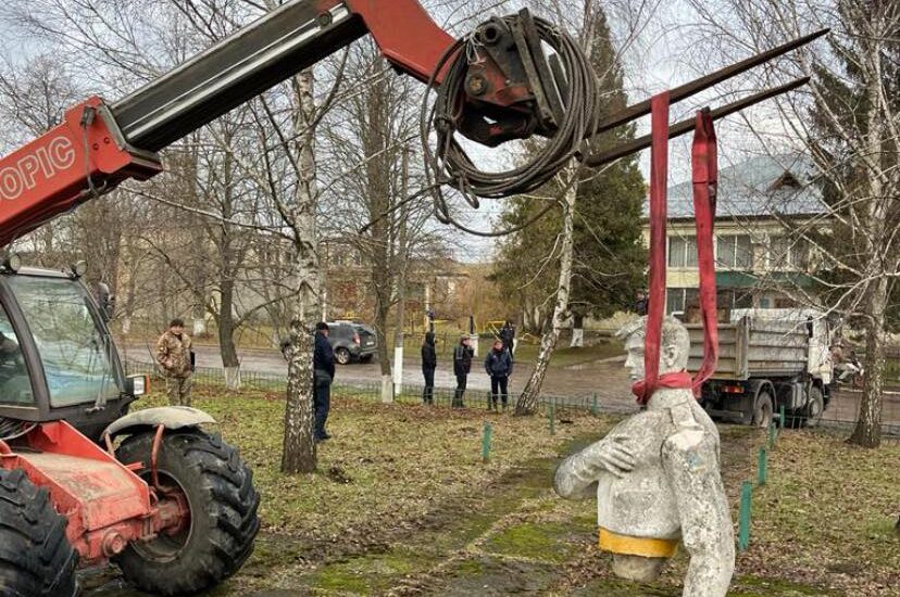 У селі Смиків демонтували радянський памʼятник, який відстоював староста села