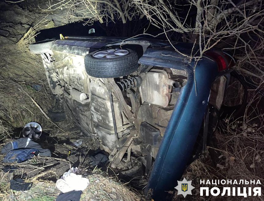 У Львівському районі автівка злетіла з дороги і перекинулася