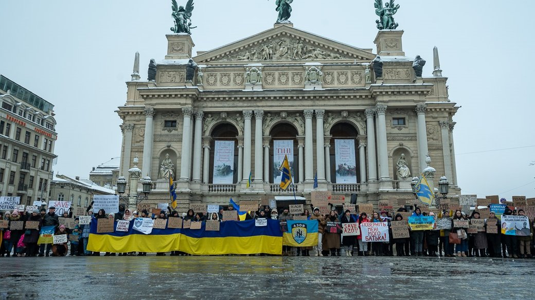 Рідні полонених «азовців» вийшли на мирну акцію в центрі Львова