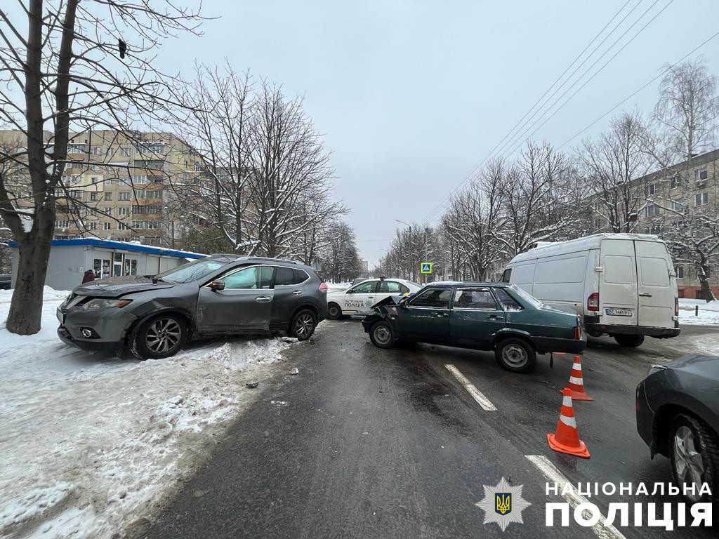 У Львові зіткнулися ВАЗ і Nissan: двоє людей опинилися в лікарні