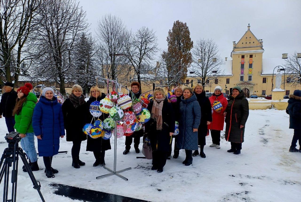 У Жовкві прикрасили ялинку рекордною для України кількістю вишитих іграшок