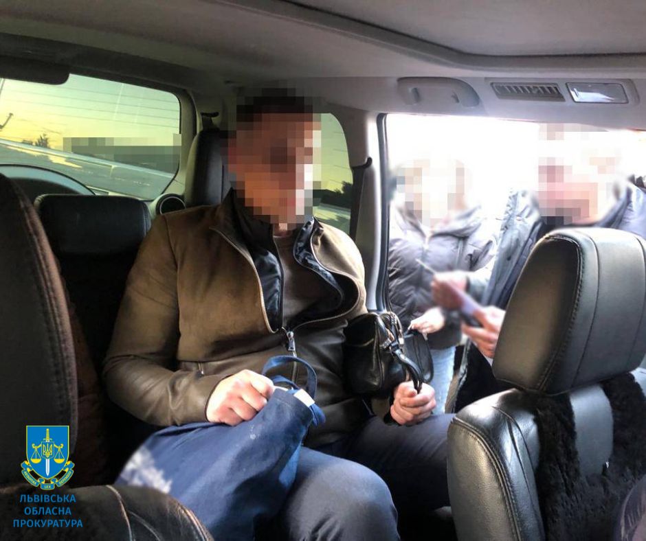 У Львові лікар хотів за 15000 доларів виїхати до Польщі, а тепер проведе 4 роки за ґратами